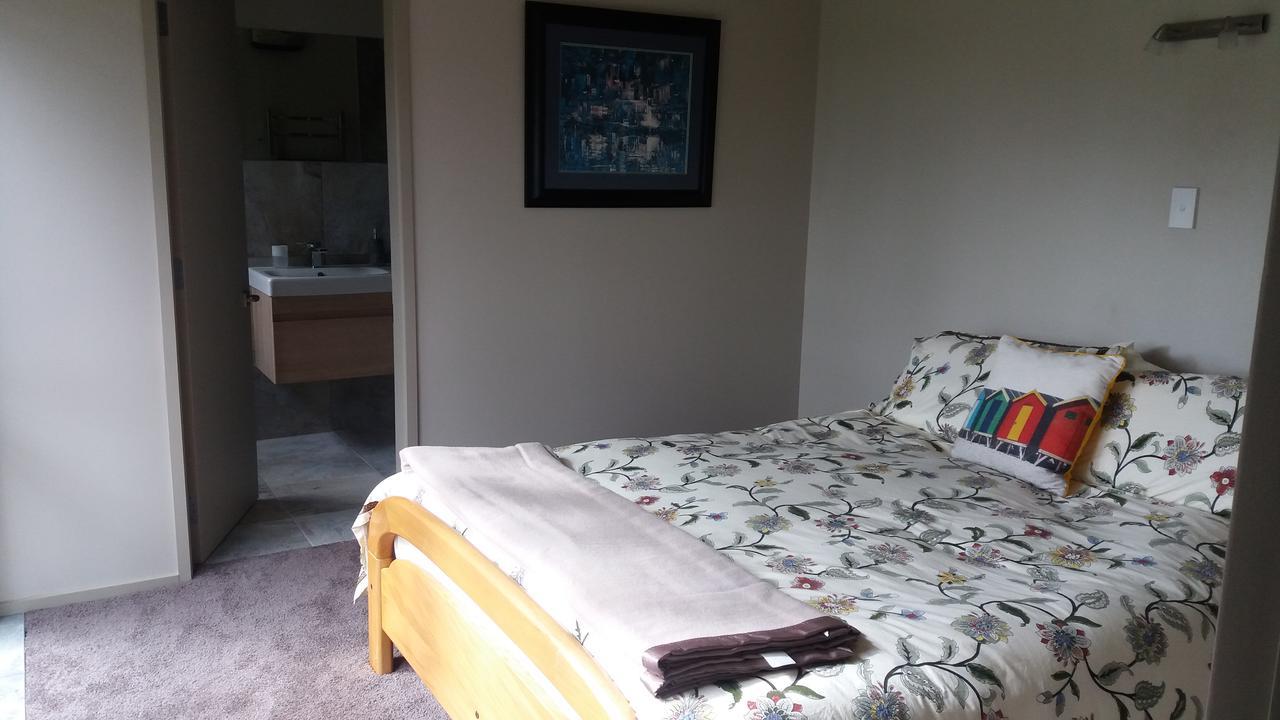 Idyllic Country Garden Guest House Manakau Bagian luar foto